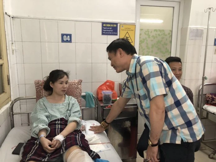 Ông Trần Anh Tú vào bệnh viện thăm chị Huyền Anh. Ảnh: Thanh Đình