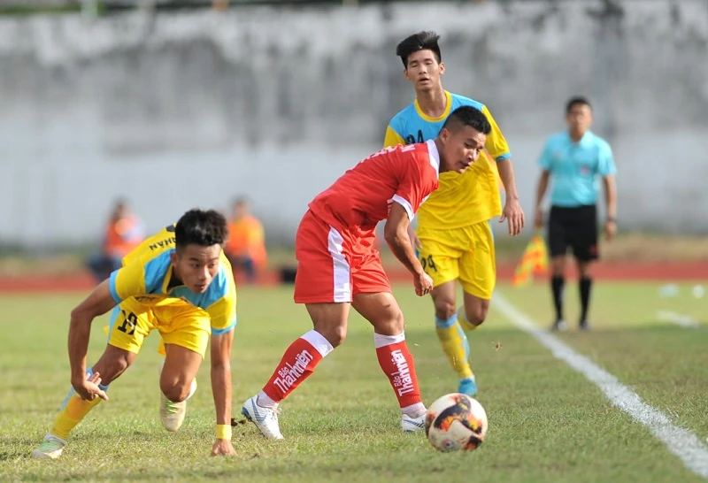 TPHCM (áo đỏ) giành 3 điểm trước Khánh Hòa. Ảnh: Nguyễn Nhân