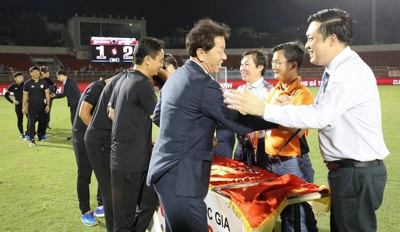 HLV Chung Hae-soung chia sẻ bí quyết giúp TPHCM 'lột xác' ở V-League 2019