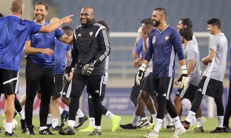 Các cầu thủ UAE thoải mái trên sân tập. Ảnh: Dũng Phương