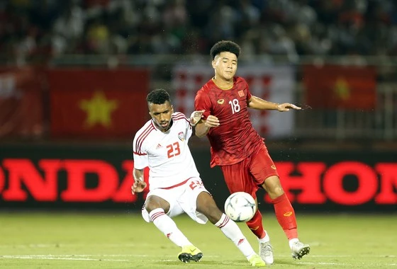 Đức Chinh trong pha tranh bóng cùng cầu thủ UAE trong trận giao hữu mới đây giữa hai đội. Ảnh: DŨNG PHƯƠNG