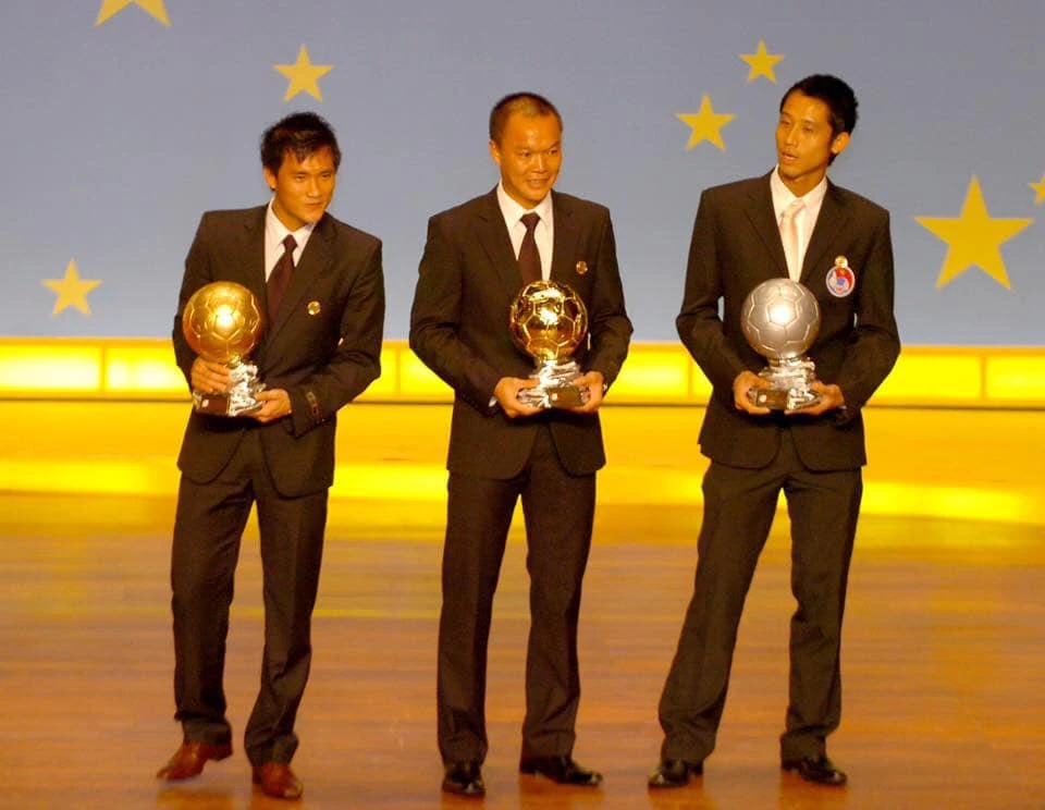 Dương Hồng Sơn (giữa) cùng Công Vinh và Như Thành tại Gala trao giải năm 2008. Ảnh: NGUYỄN NHÂN