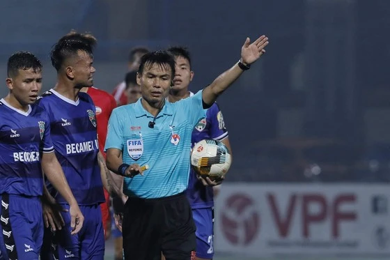 Trọng tài Trương Hồng Vũ bị cầu thủ Bình Dương phản ứng trong trận gặp Viettel. Ảnh: MINH HOÀNG