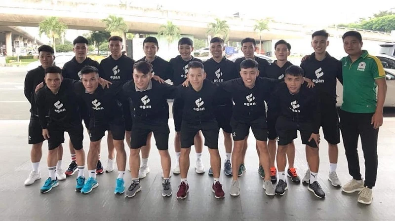 HLV Trần Hoàng Vinh (áo xanh) cùng các cầu thủ Tân Hiệp Hưng. 