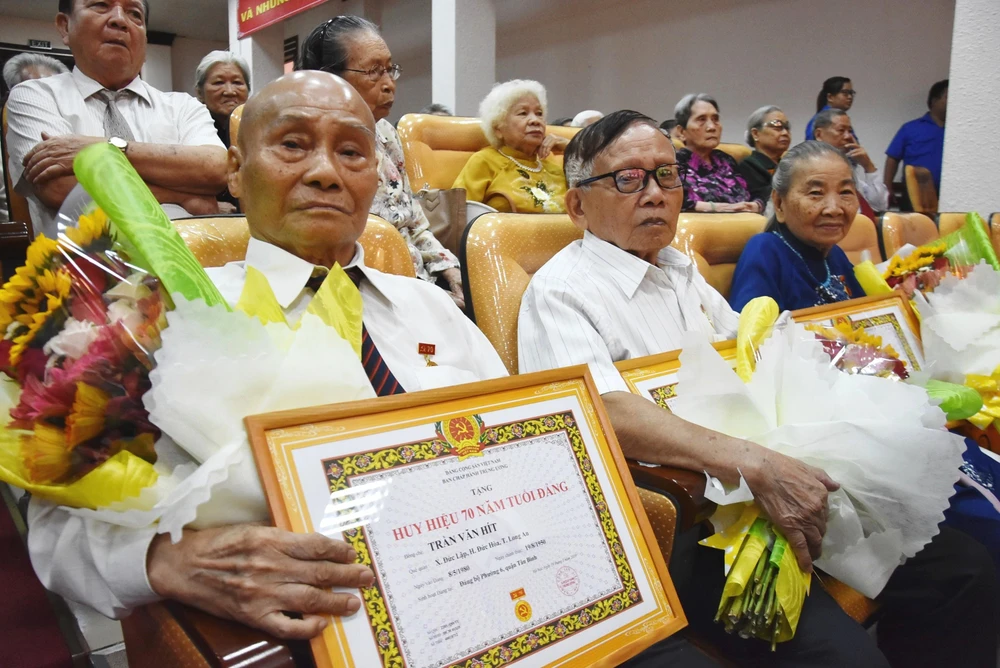 Đợt 19-5 -2019, Đảng bộ quận Tân Bình có 4 đồng chí được nhận Huy hiệu 70 năm tuổi Đảng