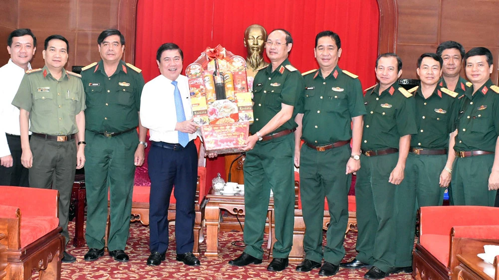 Đồng chí Nguyễn Thành Phong, Chủ tịch UBND TPHCM thăm, chúc tết Bộ Tư lệnh Quân khu 7