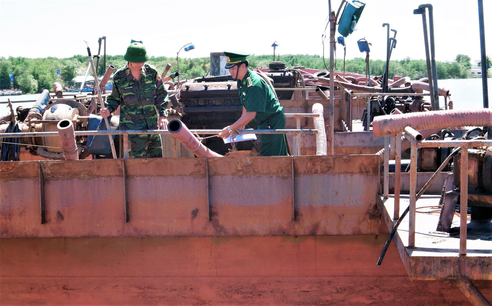  Phương tiện khai thác cát trái phép bị Bộ đội Biên phòng TPHCM tạm giữ.