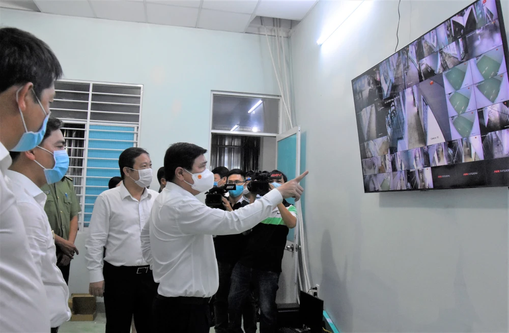 Chủ tịch UBND TPHCM Nguyễn Thành Phong kiểm tra hệ thống camera đang được lắp đặt tại khu cách ly tập trung xã Long Thới, Nhà Bè. Ảnh: QUANG HUY