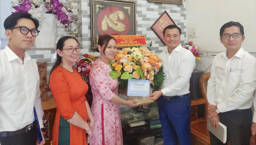 Đồng chí Bùi Xuân Cường, Phó Chủ tịch UBND TP (thứ 2 từ phải vào) thăm nhà giáo Hoàng Linh Chi. Ảnh: QUANG HUY