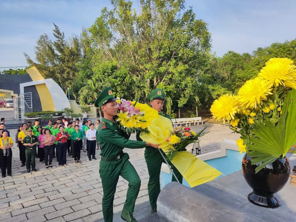 Đoàn dâng hương, dâng hoa các anh hùng liệt sĩ tại nghĩa trang Rừng Sác. Ảnh: QUANG HUY