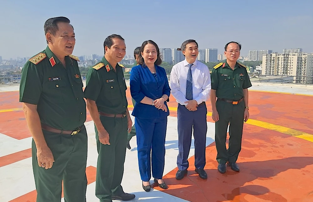 Phó Chủ tịch nước Võ Thị Ánh Xuân và các đại biểu thăm quan không gian sân đỗ máy bay trên nóc toà nhà Chấn thương chỉnh hình, Bệnh viện Quân y 175 - Bộ Quốc phòng. Ảnh: QUANG HUY