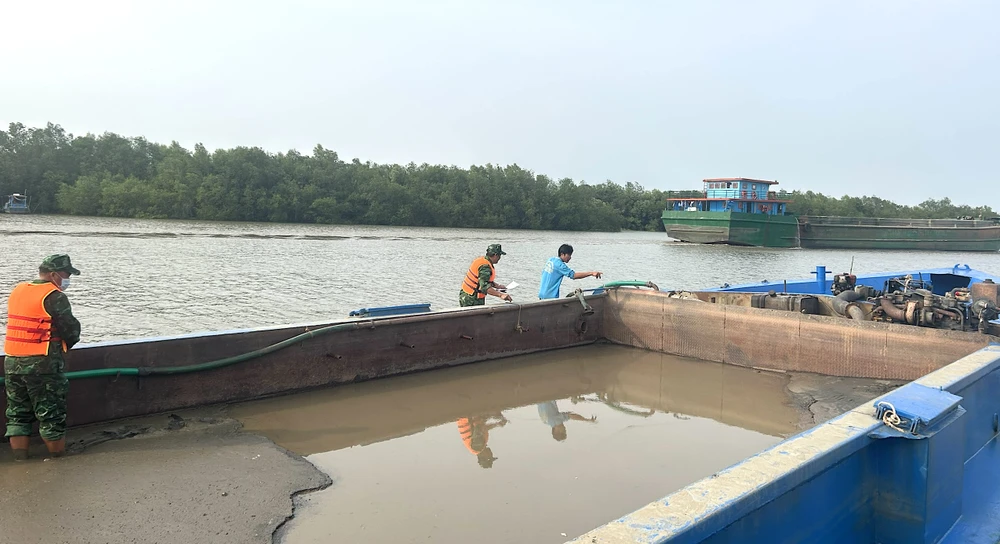 2 phương tiện vận chuyển cát trên sông Gò Gia 