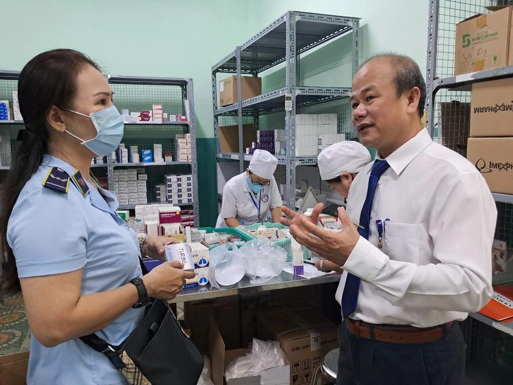 TS-BS Nguyễn Hữu Lân, Giám đốc Bệnh viện Phạm Ngọc Thạch giới thiệu với thành viên đoàn giám sát về quy trình cấp, phát thuốc cho người bệnh. Ảnh: QUANG HUY