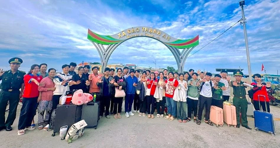 24 học sinh của xã đảo Thạnh An, Cần Giờ trước giờ vào đất liền tham dự kỳ thi tốt nghiệp THPT 2024. Ảnh: QUANg HUY