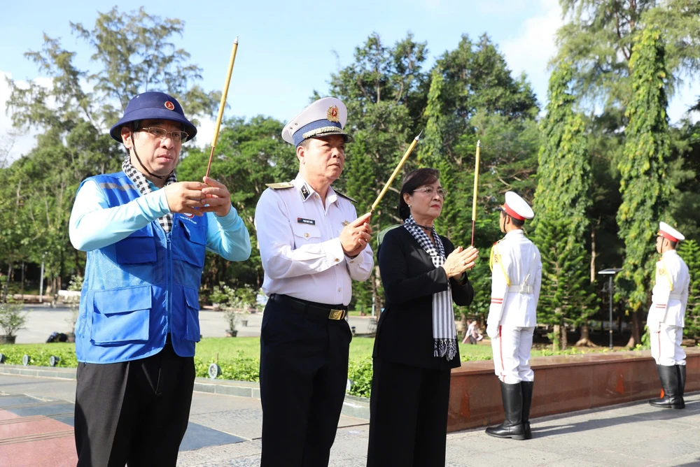 Đồng chí Nguyễn Phước Lộc cùng các đại biểu dâng hương các anh hùng, liệt sĩ tại Nghĩa trang Hàng Dương. Ảnh: QUANG HUY