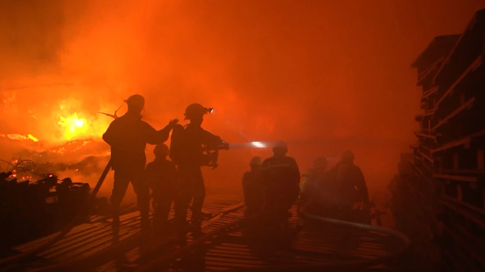 Triển khai đội hình dập lửa một vụ cháy lớn ở TPHCM