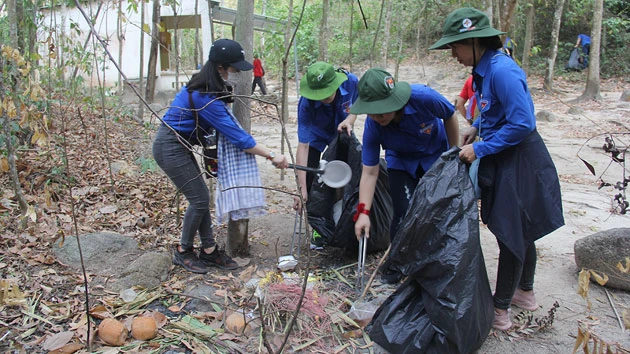Nhóm bạn trẻ TPHCM dọn rác, làm sạch môi trường tại núi Dinh (Bà Rịa - Vũng Tàu). Ảnh: VÕ THẮM