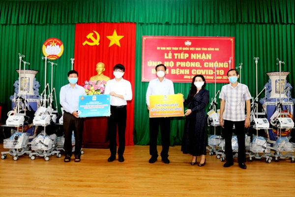 Bà Đặng Thị Kim Oanh – Chủ tịch Tập đoàn Kim Oanh trao tặng máy thở và bộ kit cho đại diện UBMT TQ VN tỉnh Đồng Nai.
