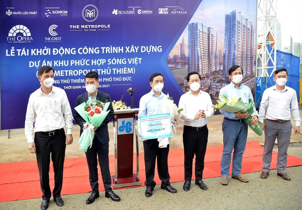 Phó Chủ tịch UBND TPHCM Lê Hòa Bình (bìa trái) và Chủ tịch TP Thủ Đức Hoàng Tùng (thứ 4 từ trái qua) chúc mừng chủ đầu tư và các nhà thầu