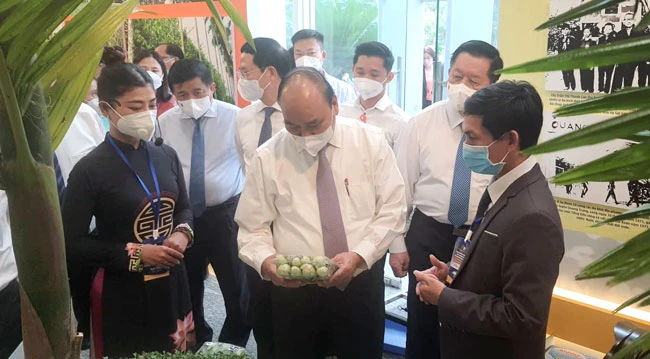 Chủ tịch nước Nguyễn Xuân Phúc tham quan Triển lãm giới thiệu các dự án mời gọi đầu tư, các sản phẩm nông nghiệp công nghệ cao của Củ Chi và Hóc Môn. Ảnh: Trà Giang