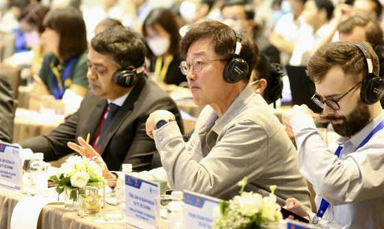 Đông đảo doanh nghiệp nước ngoài tham gia Diễn đàn Kinh tế Việt Nam lần thứ 4. Ảnh: HOÀNG HÙNG