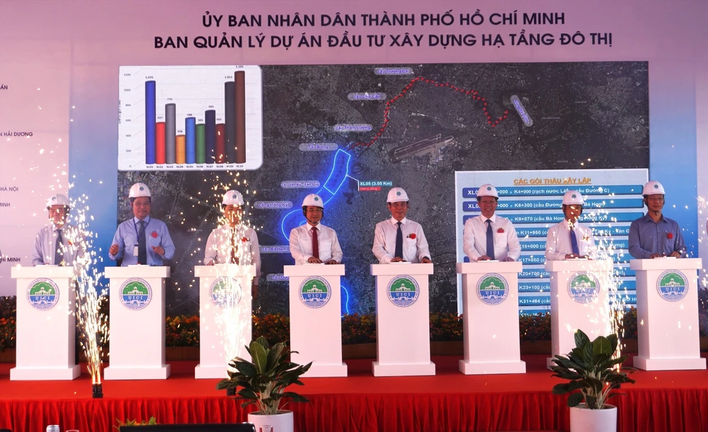 Bí thư Thành ủy TPHCM Nguyễn Văn Nên, Chủ tịch UBND TPHCM Phan Văn Mãi cùng lãnh đạo sở, ngành bấm nút khởi công