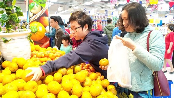Customers buy fruits at a supermarket. (Photo: SGGP)