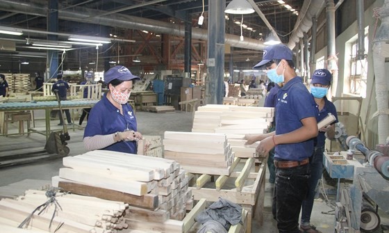 Workers process wood products for export at Tuong Van Company in Bac Tan Uyen District in Binh Duong Province. (Photo: SGGP)