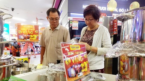 Customers buy goods at a supermarket in District 5 in Ho Chi Minh City. (Photo: SGGP)