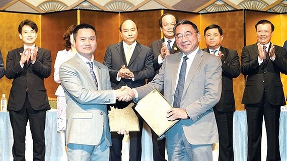 Investment certificate granting ceremony between Vietnamese and Japanese enterprises. (Photo: TTXVN)
