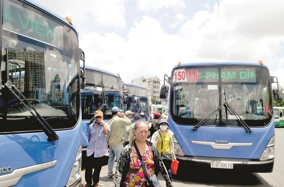 Reduction in CNG supply will seriously affect operation of buses in Ho Chi Minh City. (Photo: SGGP)