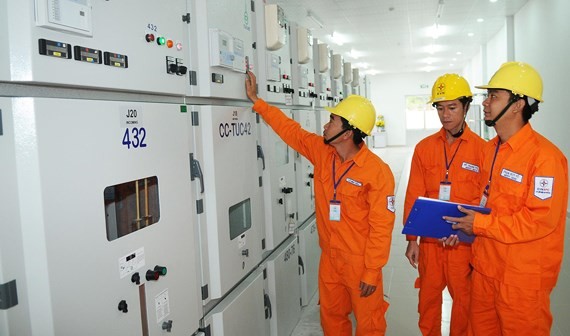 Electrical workers operate a substation to supply power for households. (Photo: SGGP)