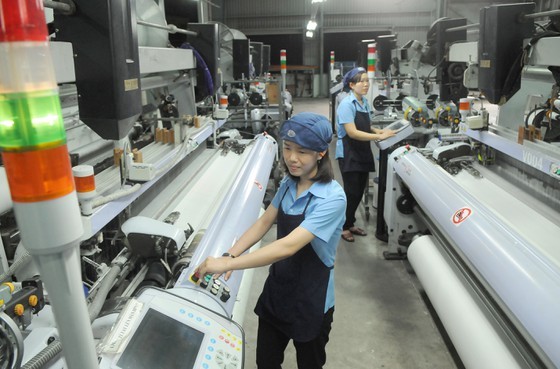 Garment and textile enterprises apply modern technology in production. (Photo: SGGP)