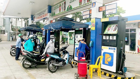 Petrol price drops by VND218 per liter