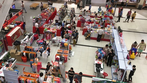 An area selling clothes and handbags of Vietnamese enterprises in a Japanese shopping center in Vietnam. (Photo: SGGP)