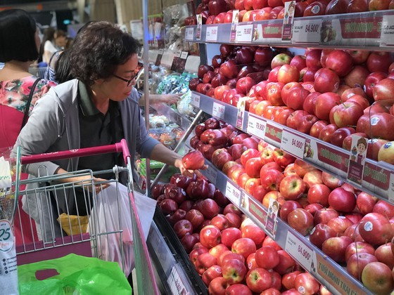 Prices of imported fruits have become more attractive to Vietnamese consumers. (Photo: SGGP)