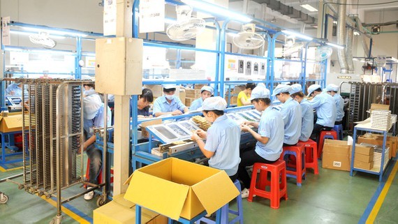  Producing electronic components at a Vietnamese enterprise. (Photo: SGGP)