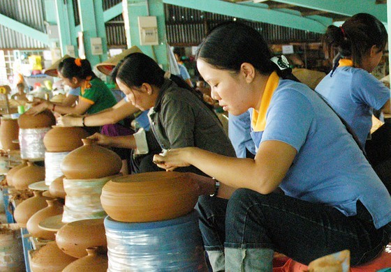 Producing handicrafts for export in Hoc Mon District in Ho Chi Minh City. (Photo: SGGP)