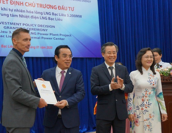  Mr. Duong Thanh Trung gives the investment policy decision to the investor of the Bac Lieu LNG-fired Power Plant project, witnessed by the Secretary of the Provincial Party Committee Nguyen Quang Duong and Deputy Secretary of Bac Lieu Provincial Party Co