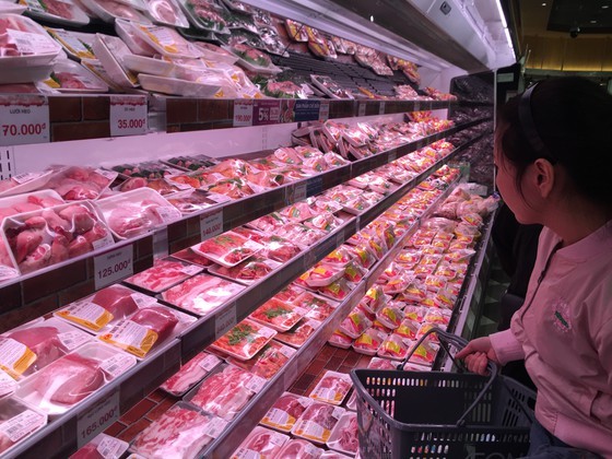 Consumers hope that imported pork will help to lower the domestic pork prices. (Photo: SGGP)