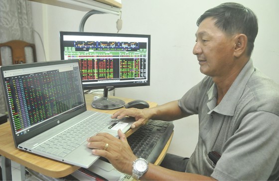 An investor monitors stocks on the HOSE. (Photo: SGGP)
