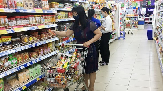 Customers go shopping at Co.opmart. (Photo: SGGP)