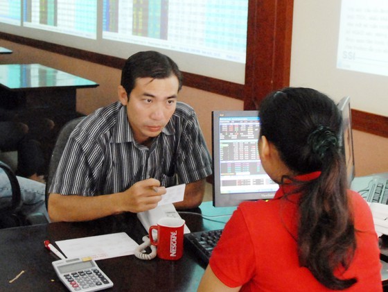 An individual investor opens a stock trading account at a securities company. (Photo: SGGP)