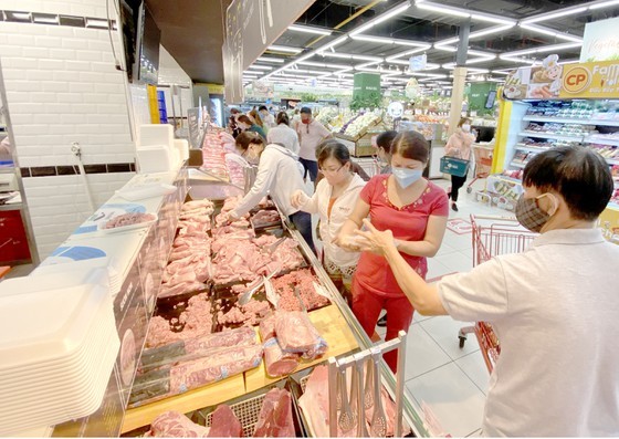 Consumers buy essential foods at a supermarket in District 7. (Photo: SGGP)