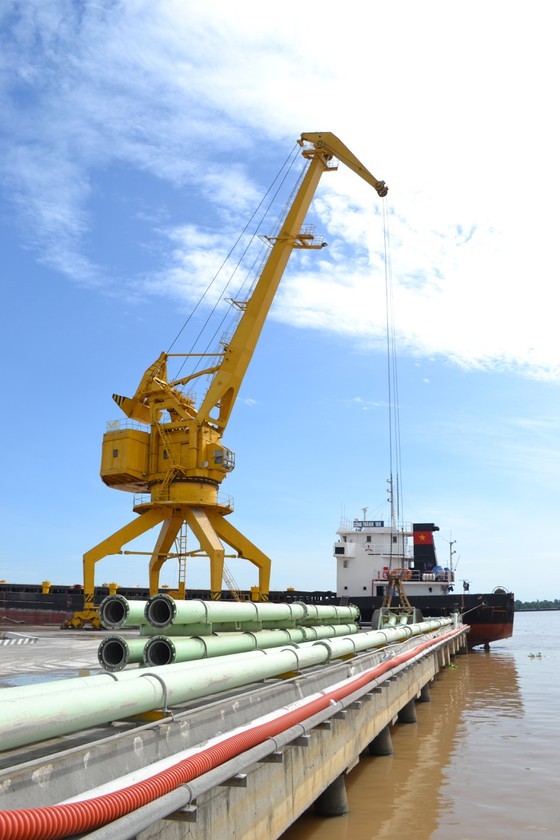 The multi-function crane Macgregor is the largest and the most modern in the Mekong Delta. (Photo: SGGP)