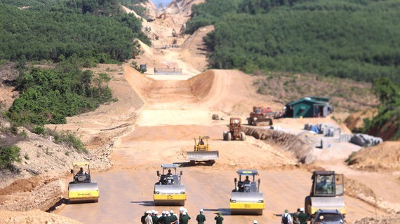The construction of Cam Lo - La Son Expressway project. (Photo: SGGP)