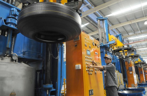 The production of car tire inner tubes at Casumina Company. (Photo: SGGP)