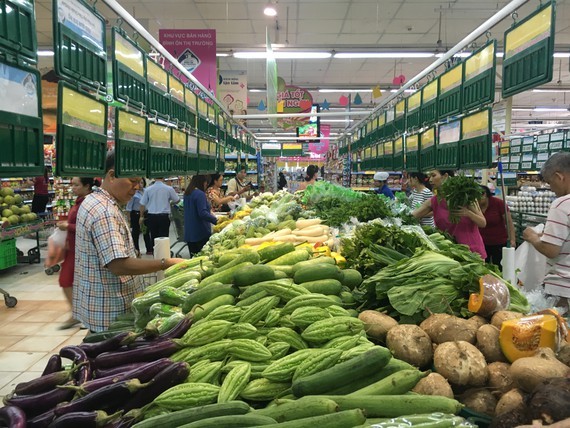 The prices of various types of agricultural products increase because of recent rains and storms. (Photo: SGGP)