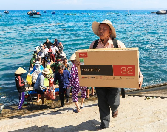 A resident on Nhon Chau Island buys a television to use after the island connects to the national power grid. (Photo: SGGP)