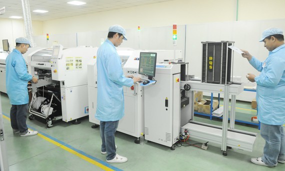 Producing electronic components at Dien Quang Lamp Joint Stock Company. (Photo: SGGP)